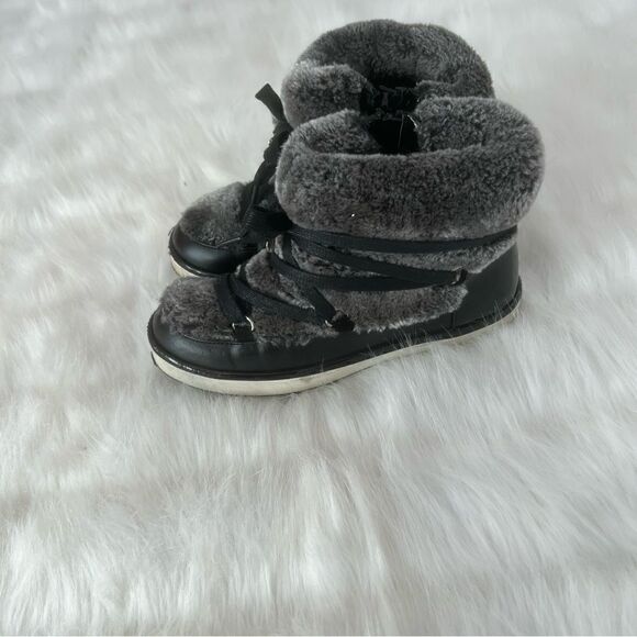 Stuart Weitzman Ariana Snowboot  - Picture 2 of 14